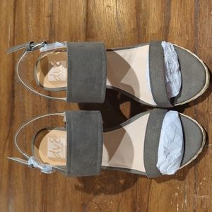 NWOT dv8 by Dolce Vita wedges size 8.5